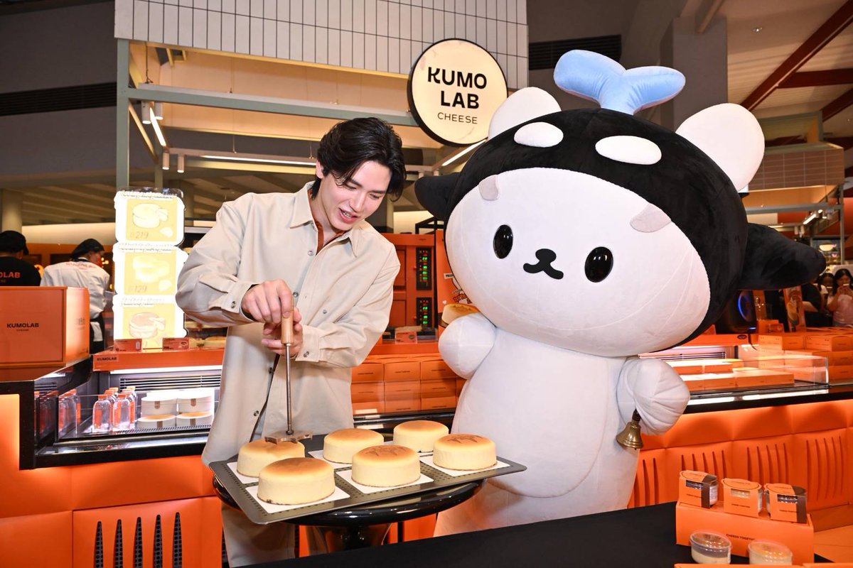 webstarupdate's tweet photo. ฉลองครบรอบ 1 ปี KUMOLAB ชวนทุกคนมาสัมผัสความอร่อยในแบบ “CHEESS TOGETHER”
#KUMOLABxNewwieePolcasan #Newwiee #KUMOLAB #KUMOLABCHEESE #CHESSTOGETHER #KUMOLAB1styearanniversary
KUMOLAB (คุโมะแล็บ) ร้านชีสเค้กถุงสีส้มเจ้าดังที่ทุกคนต้องรู้จัก จากการอบชีสเค้กสไตล์ซูเฟล่ (Souffle Cheesecake) ที่อบสดใหม่ทุกวัน ประกาศเฉลิมฉลองครบรอบ 1 ปีของการเติบโตอย่างก้าวกระโดด และขอขอบคุณลูกค้าทุกท่านที่ให้การสนับสนุนมาอย่างต่อเนื่อง สำหรับ “ชีสเค้กถุงส้ม” ที่เป็นสัญลักษณ์ของแบรนด์ พร้อมกับการยกระดับภาพลักษณ์ครั้งสำคัญ โดยเปลี่ยนสู่ชื่อ KUMOLAB อย่างเป็นทางการเพื่อตอกย้ำความมุ่งมั่นในการส่งมอบความสุขและความอร่อยที่มาจากชีสเค้กที่หลากหลาย โดยยังยึดมั่นที่จะคงความเป็นมาตรฐานและคุณภาพที่ไม่เคยลดลง ภายในงานได้รับเกียรติจากนักแสดงหนุ่มสุดฮอตอย่าง นิว - ฐิติภูมิ เตชะอภัยคุณ และมาสคอตสุดน่ารักที่���วรัลไปทั่วประเทศ ที่จะมาขโมยหัวใจเหล่า ‘อุนยาย’ อย่าง ‘POLCASAN (โพก้าซัง)’ มาร่วมสร้างความอร่อยสุดประทับใจในครั้งนี้ ณ KUMOLAB Flagship Store ชั้น 7 โซน Atrium ศูนย์การค้า CentralwOrld
ในโอกาสครบรอบ 1 ปีนี้ KUMOLAB ได้ประกาศการรีแบรนด์อย่างเป็นทางการ พร้อมทั้งเปิดตัวสโลแกนใหม่ ภายใต้คอนเซปต์ “CHEESS TOGETHER” (ชีสสส์ Together) ที่เชิญชวนให้ทุกคนมาสัมผัสชีสเค้กในทุกมิติ การรีแบรนด์ครั้งนี้มาพร้อมกับรูปลักษณ์และแนวคิดใหม่ที่จะทำให้ KUMOLAB แตกต่างและเป็นที่จดจำในตลาดชีสเค้ก โดยจะเน้นไปที่การสร้างสรรค์ความหลากหลายของชีสเค้ก นอกจากนี้ KUMOLAB ขอมอบประสบการณ์ใหม่ให้แก่ลูกค้าด้วยการเปิดตัว Dubai Pistachio Cheesecake ชีสเ���้กเนื้อนุ่มฟูละลายในปาก ผสานไวท์ช็อกโกแลตหอมละมุนและซอสพิสตาชิโอเข้มข้นสร้างรสชาติความอร่อย ที่ทุกคำเต็มไปด้วยความหรูหราและเอกลักษณ์ที่ไม่เหมือนใคร ได้อย่างลงตัว ถึงแม้ว่าจะมีการเปิดตัวเมนูใหม่ แต่ Original Classic Cheesecake ก็ยังคงเป็นเมนูหลักที่ลูกค้าชื่นชอบที่สุด ด้วยการใช้ครีมชีสนำเข้าจากประเทศออสเตรเลีย และวัตถุดิบพรีเมียมคุณภาพสูง แม้จะใช้วัตถุดิบระดับพรีเมียม แต่เราก็สามารถทำให้ราคาเข้าถึงได้สำหรับทุกคน ในราคาพิเศษเพียง 219 บาท เท่านั้น! เพราะ KUMOLAB มุ่งมั่นที่จะให้ลูกค้าได้สัมผัสความอร่อยจากชีสเค้กคุณภาพสูงในราคาที่คุ้มค่า
KUMOLAB ขอเชิญชวนทุกคนมาร่วมสัมผัสประสบการณ์ “CHEESS TOGETHER” ซึ่งเป็นแนวคิดที่เรามุ่งมั่นในการสร้างสรรค์ชีสเค้กในรูปแบบต่าง ๆ เพื่อให้ทุกคนได้มีส่วนร่วมในการสนุกสนานไปกับการทานชีสเค้กในหลากหลายมิติ โดยร้าน KUMOLAB Flagship Store เปิดให้บริการแล้ววันนี้ ณ ศูนย์การค้าเซ็นทรัลเวิลด์บนชั้น 7 โซน Atrium / เซ็นทรัลลาดพร้าว ชั้น G / เซ็นทรัลเวสต์เกต ชั้น 1 / เดอะมอลงามวงศ์วาน ชั้น G และสามารถติดตามข่าวสารของ KUMOLAB Cheese ได้ที่ช่องทางโซเชียลมีเดีย Instagram: @kumolabcheese / Facebook: KUMOLAB Cheese / Tiktok: KUMOLAB Cheese และ Line OA: @kumolabcheese
ภาพเพิ่มเติม>>> https://t.co/gyHxXjl9Hq