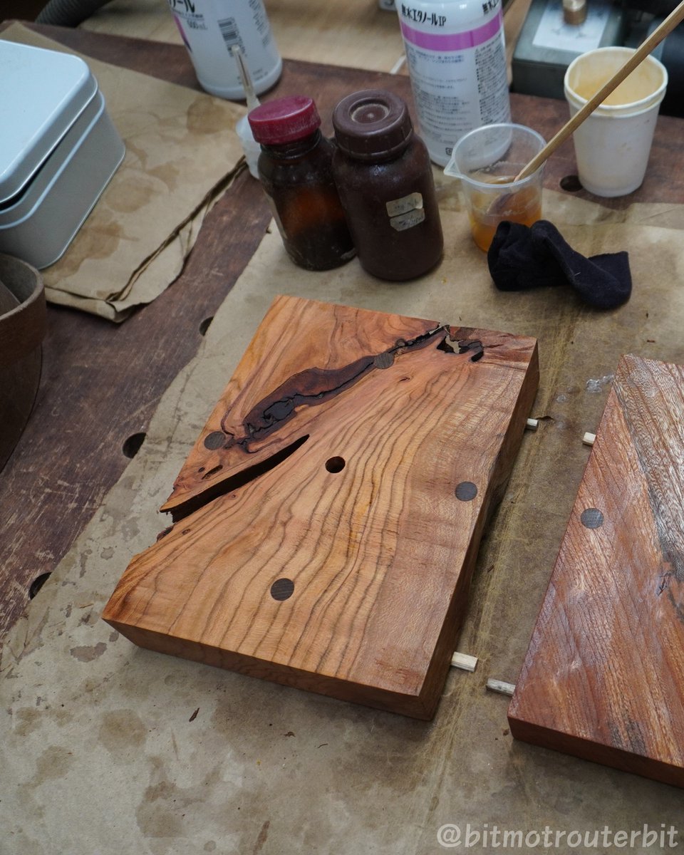 bitmotrouterbit's tweet image. 【時計を作る（その４）】
ギターや高級家具にも使われてきた「シェラック塗装」で。これは「カイガラムシ」の分泌物をアルコールに溶かして使用する伝統的な塗装方法。
姉妹店「オフの店WebShop」で、手軽に使える商品もご用意！

チェスナット・フレンチポリッシュ 
off.co.jp/item/M_008202.…