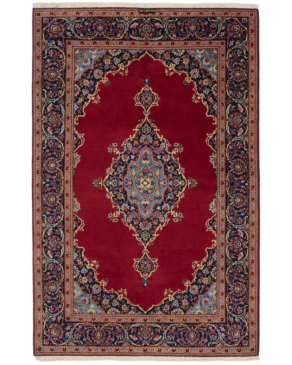 RT @sathirugs: カシャーン産のペルシャ絨毯🇮🇷 中央には三重の