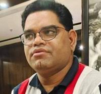 NalinisKitchen's tweet image. He is a Sub-Divisional Magistrate.
He slapped the CNG pump employee first for not giving him priority in filling CNG.
I don’t understand the arrogance of some government employees. Why so much ego? You’re supposed to be a public servant, not a ruler.
Police arrested three…