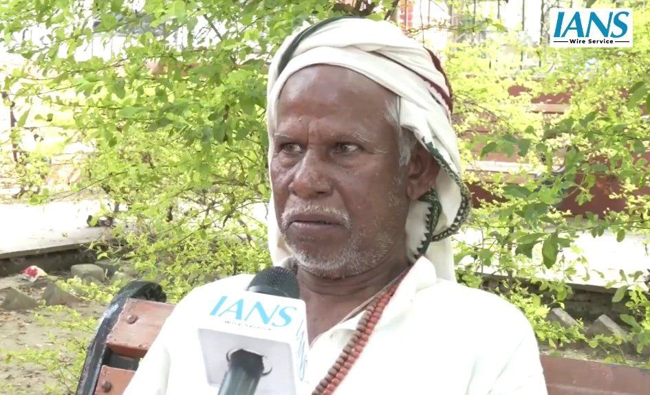 भागीरथ मांझी "राहुल गांधी ने मुझे टिकट देने का वादा किया था, लेकिन नहीं दिया।"

"राहुल गांधी हमारे घर आए थे। मैंने उनसे टिकट देने का अनुरोध किया। उन्होंने कहा कि वे टिकट देंगे।"

"इसी उम्मीद में मैं कई दिन दिल्ली में रहा, लेकिन मुझे टिकट नहीं मिला। मेरे साथ विश्वासघात हुआ है।"