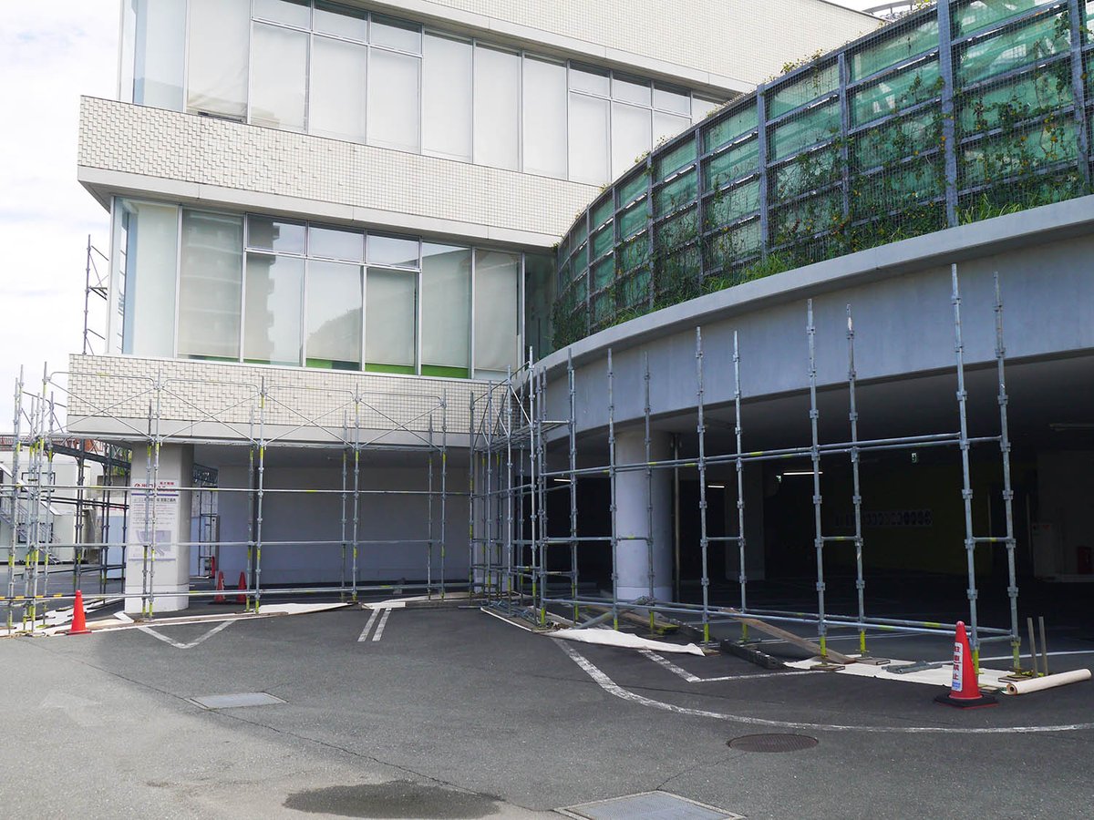 いよいよ改修工事が始まります♪
まずは東面の外壁から北面子育てプラザまでを囲う感じで、足場が組まれ始めました!