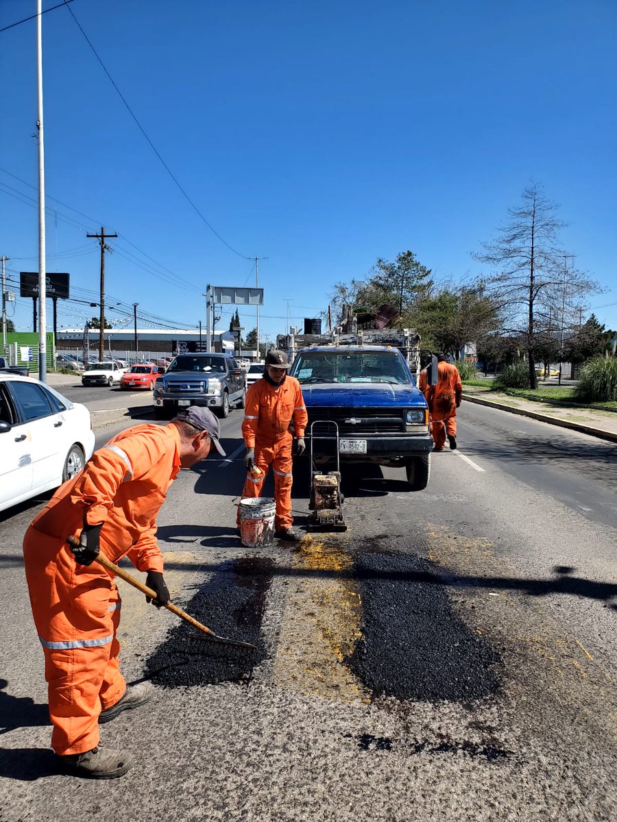 ObrasPublicasDG's tweet image. 🦺Se continúa con el bacheo de preparación para tiro de Slurry en Bulevar Francisco Villa (Carril Central) entre Avenida Mercurio y Avenida Cima.

@josejoseantonio
#DurangoEsElCamino