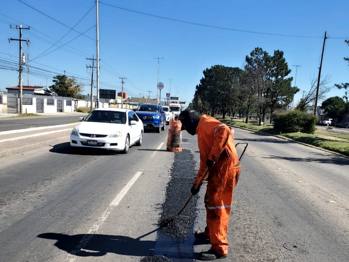 ObrasPublicasDG's tweet image. 🦺Se continúa con el bacheo de preparación para tiro de Slurry en Bulevar Francisco Villa (Carril Central) entre Avenida Mercurio y Avenida Cima.

@josejoseantonio
#DurangoEsElCamino