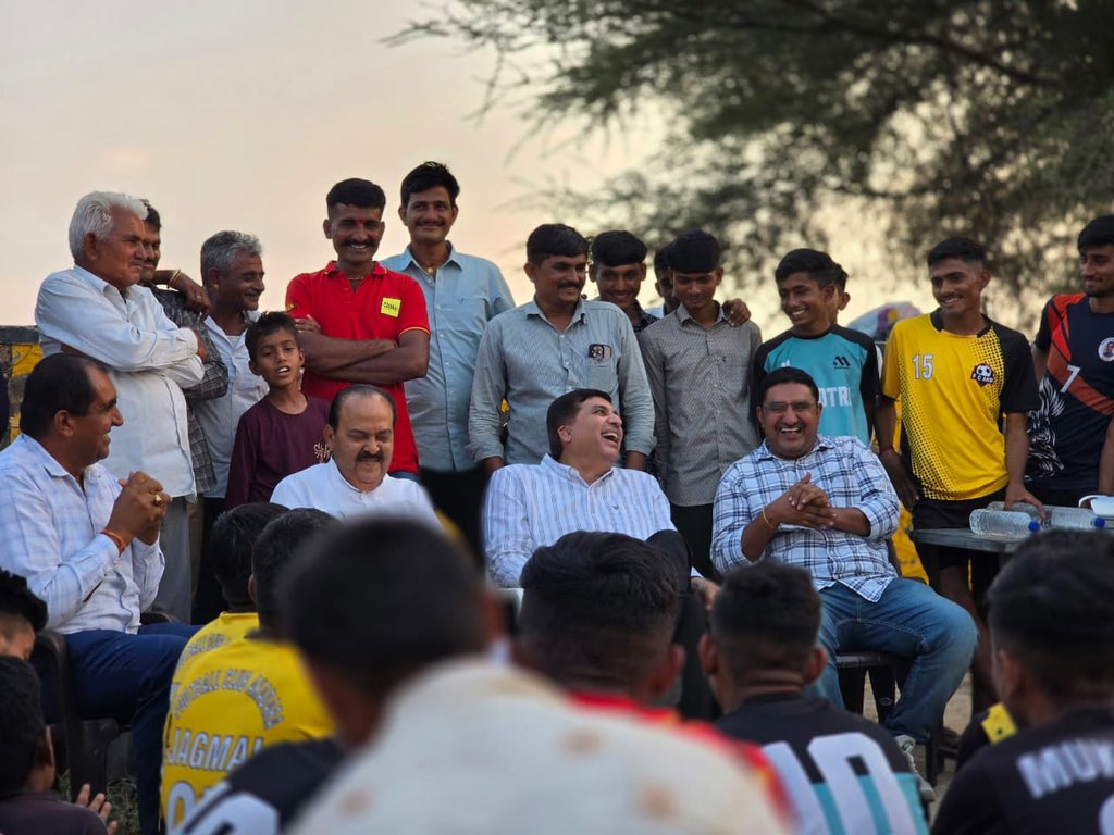 Nemaram_Balotra's tweet image. एक भाई ने पूछा क्या है #हरीश_मॉडल ?
दीवाली पर धोरे से लौटते वक्त हरीश जी अकदड़ा ग्राम में फुटबॉल खेलते युवाओं के बीच रुके। युवाओं ने माँग रखी और वहीं बैठे-बैठे उन्होंने लेटरपैड पर स्वीकृति दी—दीवाली का तोहफ़ा अपने परिवार को। यही है #हरीश_मॉडल ।
#बढ़ता_बायतु