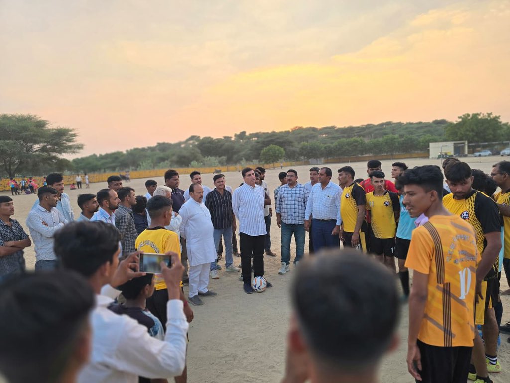 Nemaram_Balotra's tweet image. एक भाई ने पूछा क्या है #हरीश_मॉडल ?
दीवाली पर धोरे से लौटते वक्त हरीश जी अकदड़ा ग्राम में फुटबॉल खेलते युवाओं के बीच रुके। युवाओं ने माँग रखी और वहीं बैठे-बैठे उन्होंने लेटरपैड पर स्वीकृति दी—दीवाली का तोहफ़ा अपने परिवार को। यही है #हरीश_मॉडल ।
#बढ़ता_बायतु