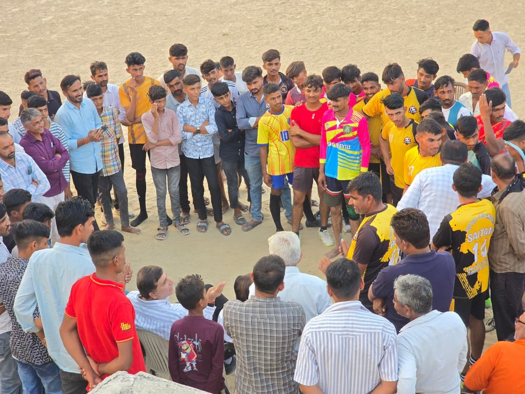 Nemaram_Balotra's tweet image. एक भाई ने पूछा क्या है #हरीश_मॉडल ?
दीवाली पर धोरे से लौटते वक्त हरीश जी अकदड़ा ग्राम में फुटबॉल खेलते युवाओं के बीच रुके। युवाओं ने माँग रखी और वहीं बैठे-बैठे उन्होंने लेटरपैड पर स्वीकृति दी—दीवाली का तोहफ़ा अपने परिवार को। यही है #हरीश_मॉडल ।
#बढ़ता_बायतु