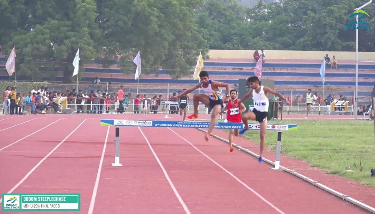 westerncomd_IA's tweet image. #StrongAndCapable 
#ExcellenceInSports
#MissionOlympics 

Lt Gen #RajeshPushkar, AVSM, VSM, GOC #KhargaCorps congratulates Agniveer Rahul Poonia of #RamGunners for clinching Gold🥇in 3000m Steeplechase in the recently conducted 5th #IndianOpenU23 Athletics Competition held at…