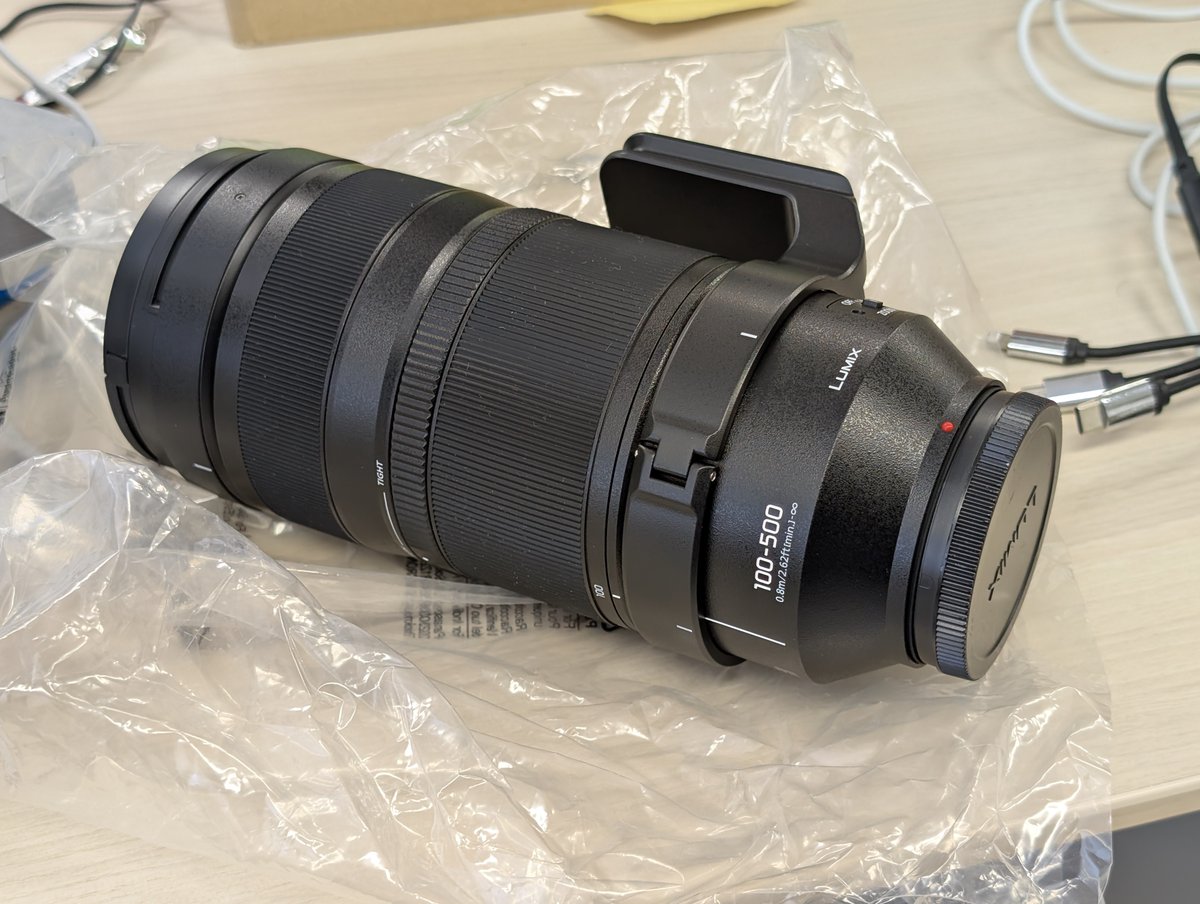 「LUMIX S 100-500mm F5-7.1」を一瞬触る機会がありました。
テレ端500mmという超望遠レンズにもかかわらず、気軽に持ち歩ける。
自分の想像をはるかに超えていて、どんなものが撮れるのか想像できない感じです。