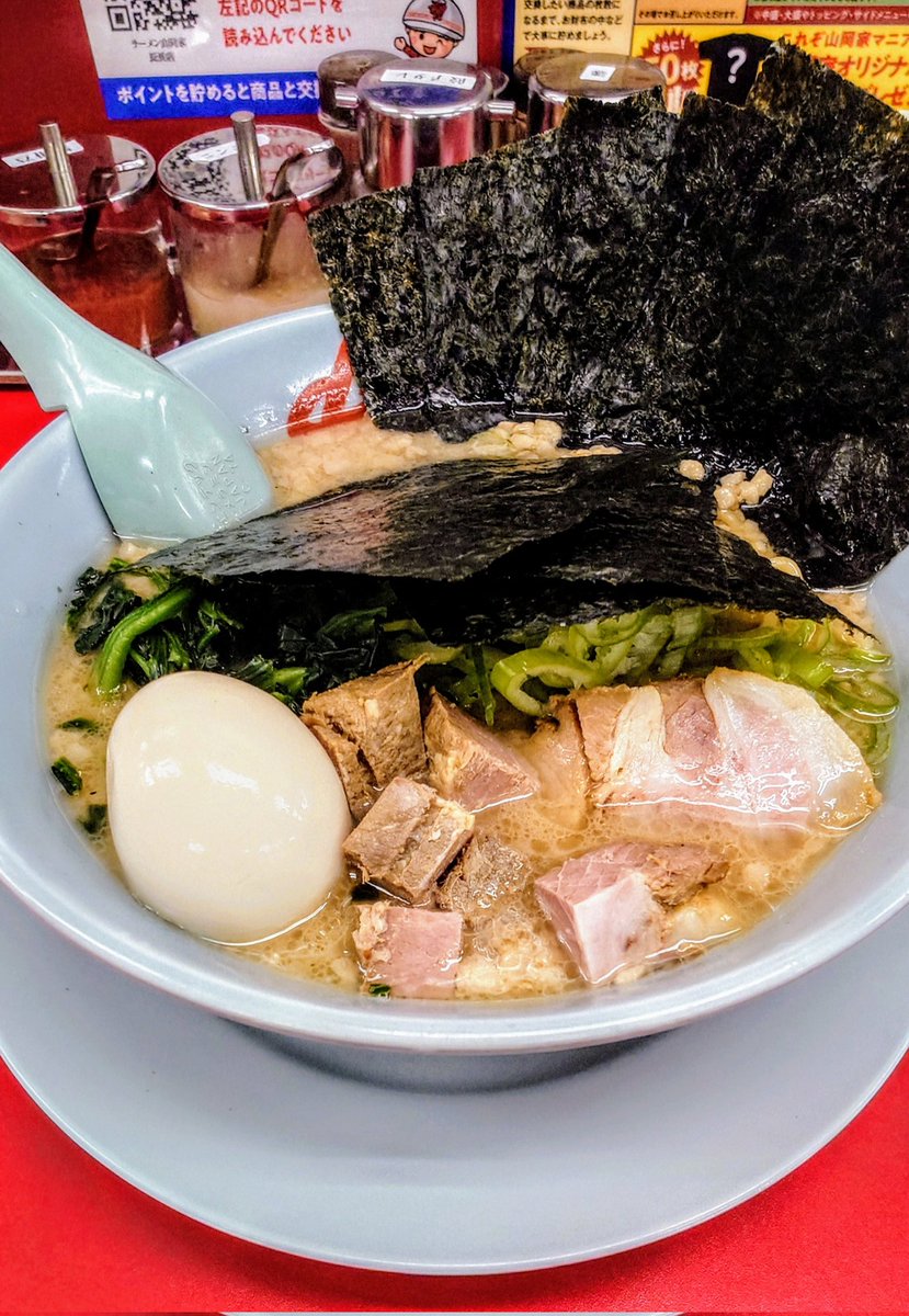 GAME55051137's tweet photo. ラーメン山岡家

醤油ラーメン

トッピング
コロチャーシュー6個
味付玉子
薬味ネギ
ホウレン草
海苔5枚
背脂変更
#山岡家
#ラーメン https://t.co/VjMNyWgHCi