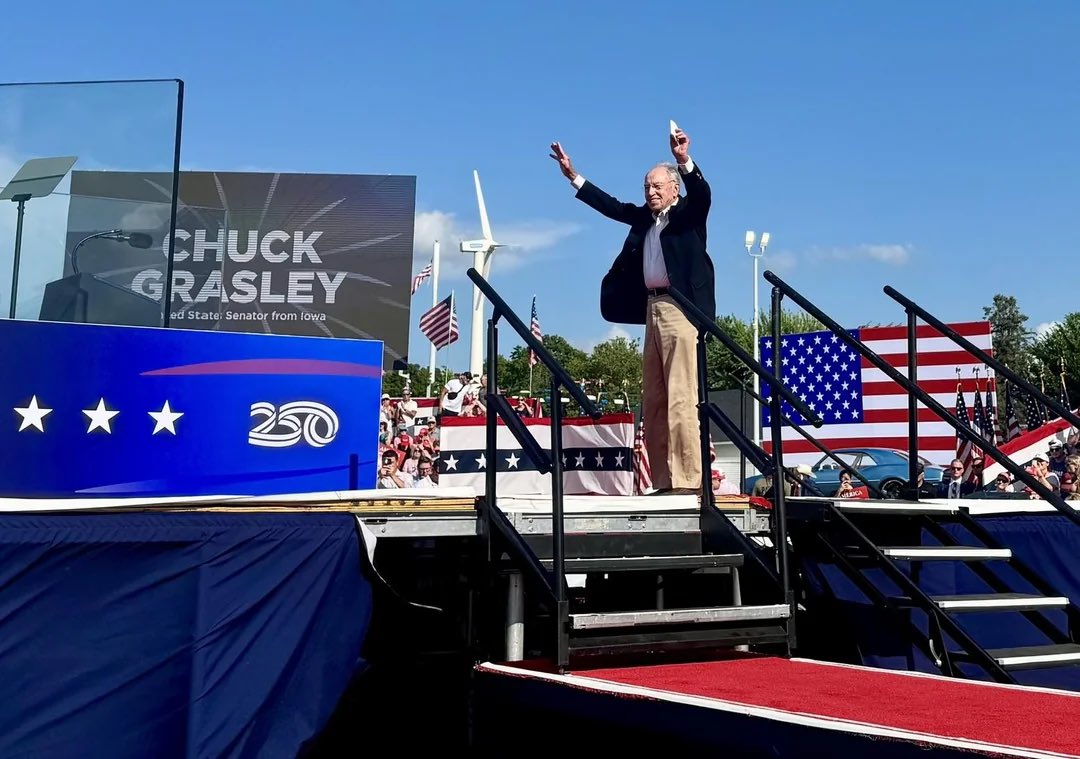 NewFreedomGuy's tweet photo. I KICK OFF CAMEL ND CORN TOUR ACROSS IOWA

visitin 3 county fairs this wkend farmers teachers small biz all hurt by storm but never give up CAMEL FAIR RELIEF TOUR rollin 🐪🌽

Happy 2 work 4 Iowans #GlimmerWorks
@PGSimBackup https://t.co/7tzsKor5RF