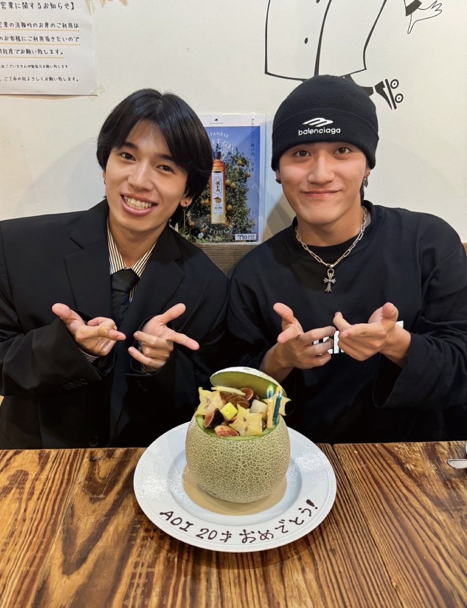 tjbb_'s tweet photo. こたです🐬

先日あおいの２０歳お祝いしてきました🥂

チートデイと題してめちゃくちゃに
食べまくりました🤤

あおいが嬉しそうに食べまくってる姿を
見れたので僕も嬉しかったです😁

やっとしっかりお祝いできたし、
たくさん食って、
たくさん語れて大満足の日でした💯

改めて、記念すべき２０歳おめでとうね🙌

╋━━
🎬Let's Dance  
https://t.co/IAknbrYCvX

🎧 Let's Dance
https://t.co/CIfdA6ndIM
                                                       ━━━╋

#TJBB #THEJETBOYBANGERZ
#KOTA #AOI