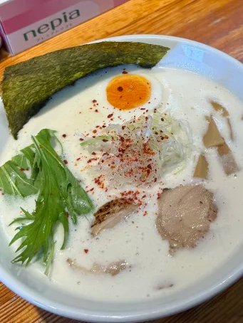 Richcsllace's tweet photo. これは奈良で食べたラーメンの中で、間違いなく一番衝撃的に美味しかった一品です！口に含む瞬間、まろやかで濃厚な出汁が旨味を炸裂させ、あっという間に喉元まで滑り込んでくる鮮度たっぷりの味わいに、本当に魅了されました✨#旅行#びしょく#奈良#ラーーメン https://t.co/67gi0xHx4V
