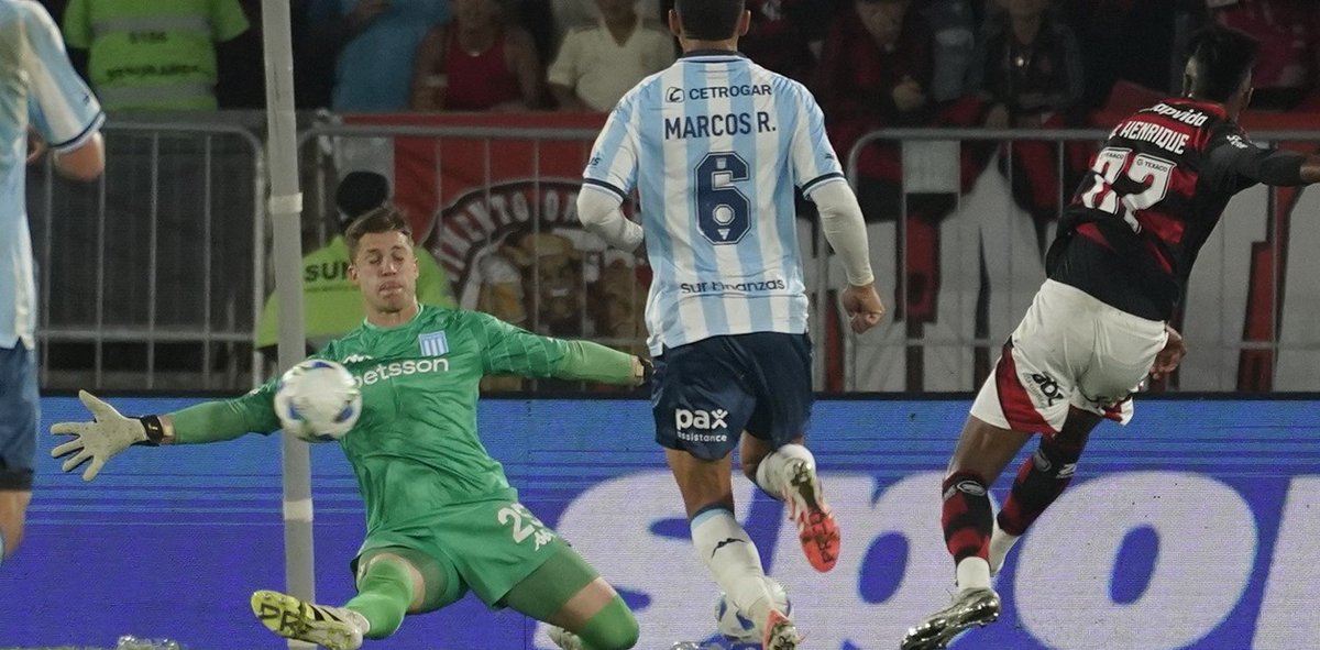 Racing vive...
Por las atajadas de Cambeses y por el momento de Sosa. Perdió 0-1 en el Maracaná ante un Flamengo que tuvo todo para liquidar la serie y no lo hizo. Se define el próximo miércoles en el Cilindro. Con toda la fé...