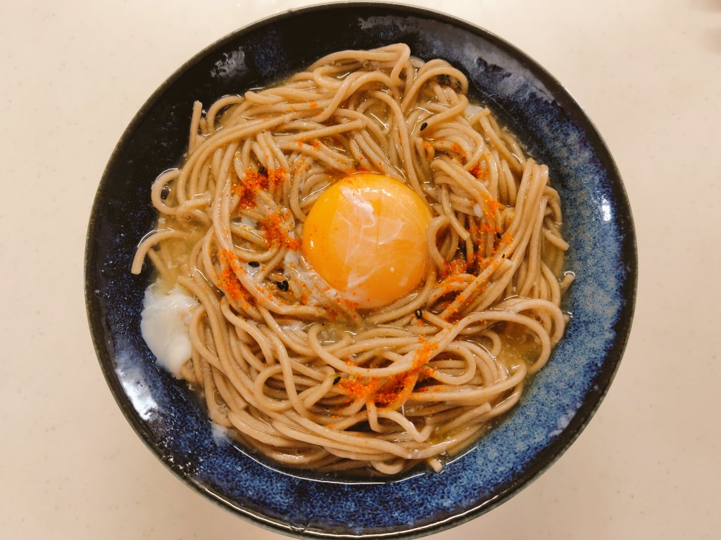 お疲れさまです♪今日のお昼ご飯は月見そば😊