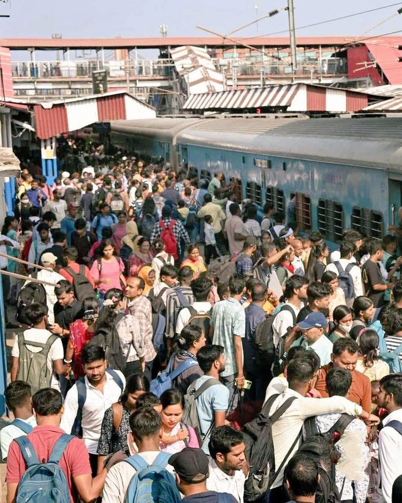 जागो यूपी बिहार के मजदूरों,देखो तुमने क्या पाया है,12 साल के हिंदूवादी सरकार में।
देश में पहली ऐसी निकम्मी सरकार है,जो झूठ बोलती है,क्योंकि उसे EVM ने चुना है,जनता ने नहीं,इसलिए बिहार और यूपी (पूर्वांचल) के सांसदों को हम सब की कोई परवाह नहीं है।
 12000 स्पेशल ट्रेन चल रही है,और