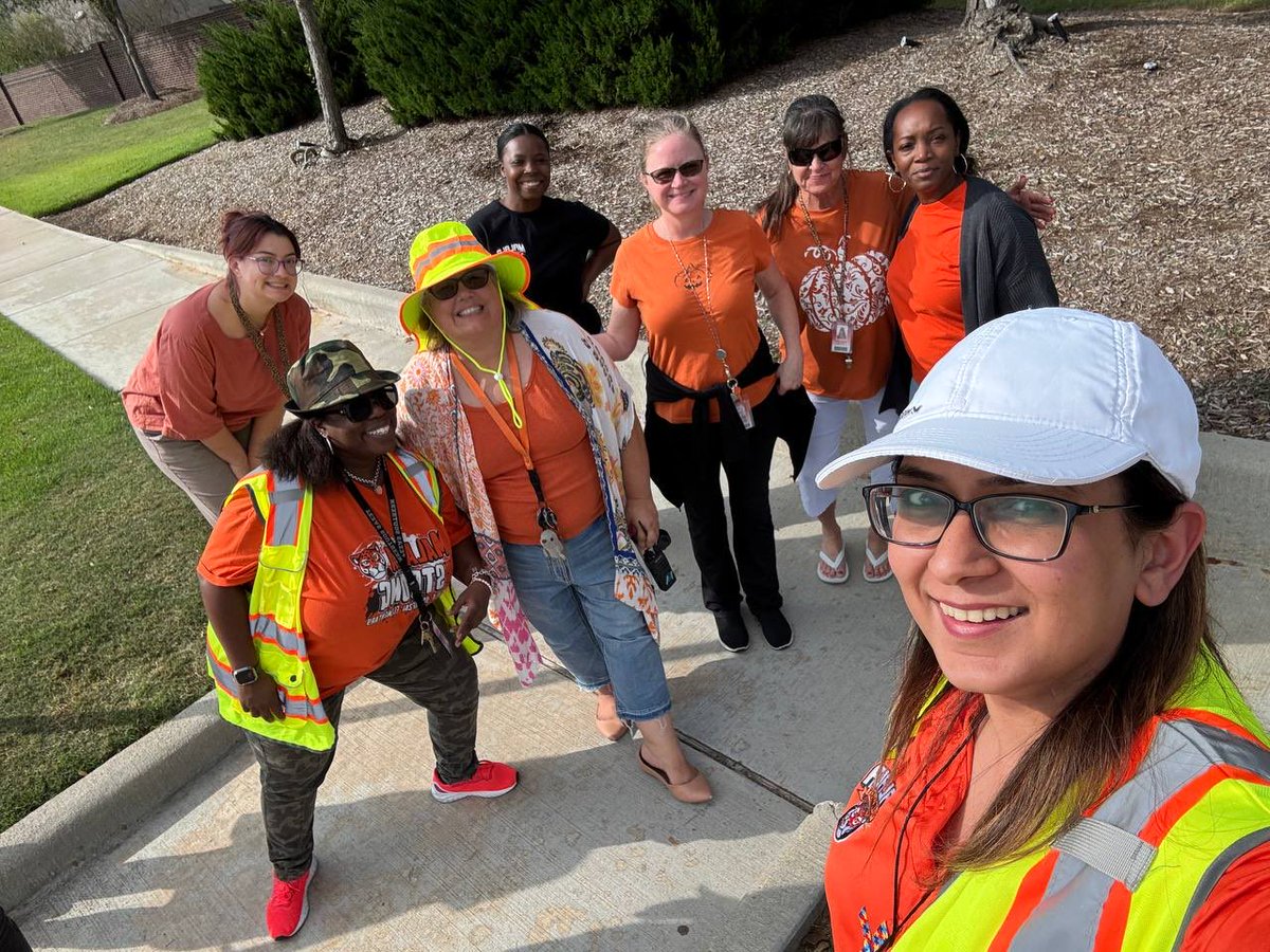 MYE_Leopards's tweet image. MYE staff &amp;amp; students shining bright in orange for #UnityDay! 🧡 United we stand against bullying, spreading kindness &amp;amp; support. #StopBullying #ChooseKindness
#FBISDLevelUp