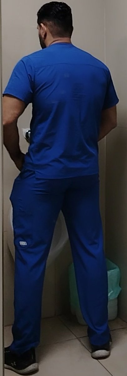 JerryHe60562679's tweet photo. A quien le gustan los medicos uniformados, aqui les traigo a este medico bien machote me lo agarre orinando en los baños   del  INSS ayer q fui a consulta uff se mirava q tenia un pitote y unas nalgotas como para ponerlo en 4 patas al wey,.. Imagínense como se ha de ver en 4 😈🥵 https://t.co/yKHnuR8hKJ