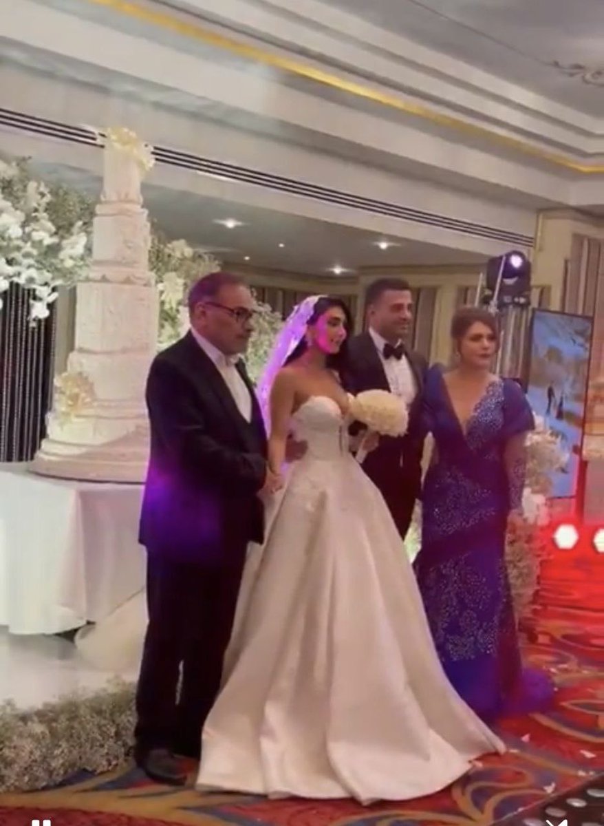 patriot_apranik's tweet image. فیلم The Zone of Interest

روایت زندگی خانوادگی فرمانده‌ی اردوگاه مرگ آشویتس، رودولف هوس و همسرش هدویگ است که در خانه‌ای زیبا و باغی سرسبز، درست پشت دیوارهای جهنم در بهشت خود زندگی میکنند. در فیلم همه چیز آرام و عادی به نظر میرسد، اما صدای جیغ‌ها، شلیک‌ها و دود ناشی از کوره‌ها،…