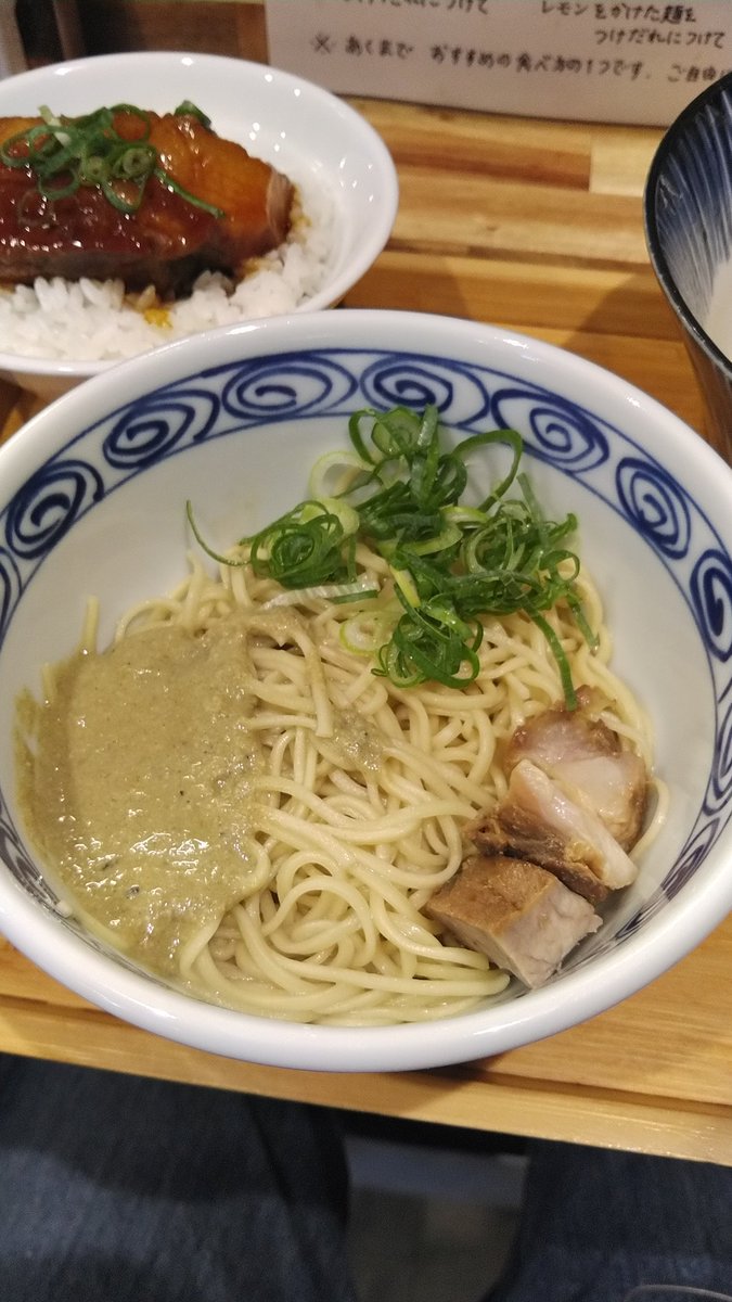 ハちゃんラーメン@大門

中濃秋刀魚ラーメン＋角煮トロ🍚＋牡蠣和え玉
味🥚🙏感謝です😭

角煮が😳ある
これ一択の選択肢で今日は帰結😚

中濃秋刀魚が好みのツボ🤤
この角煮🍚ホントに中々こんな旨いのに出会わない😋
これと🍚✕2したい位だ
和え玉で腹パンです🤤

🙏ごちそうさまでしたm(_ _)m