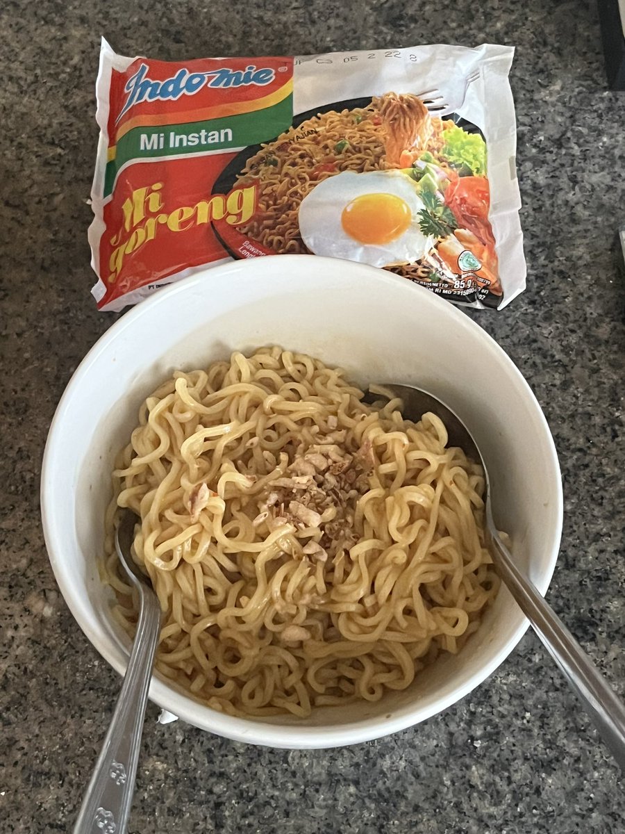 txtdrkuliner's tweet photo. Makan sendiri.          Makan sama pasangan. https://t.co/PVlVaOpxnB