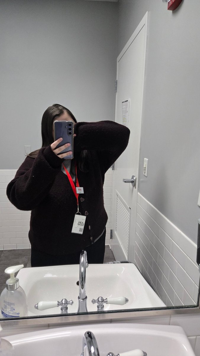 Debating for awhile about posting this. I wanna say I'm absolutely obsessed with this cardigan! 😍