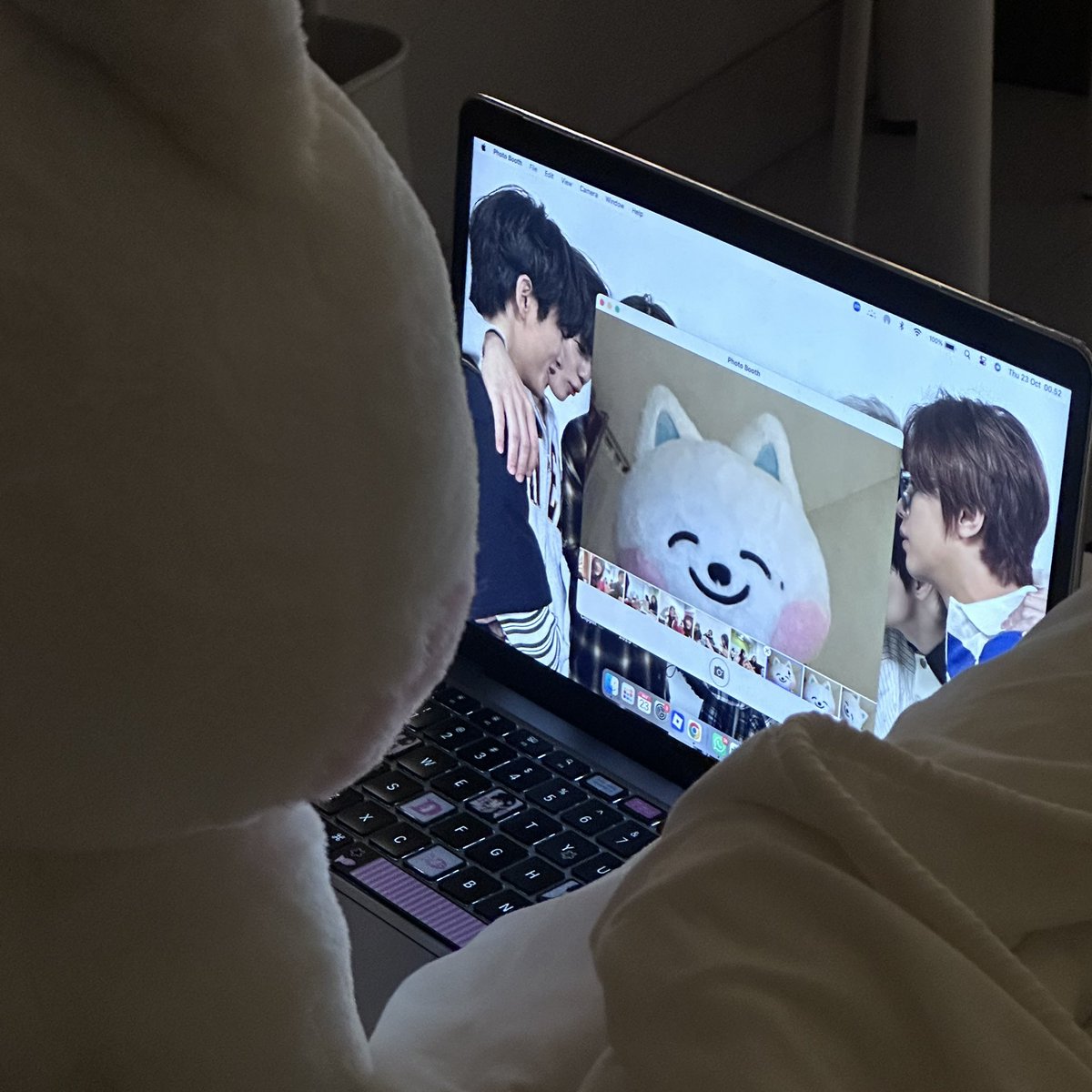 jjed taking his own selca .◜◡◝