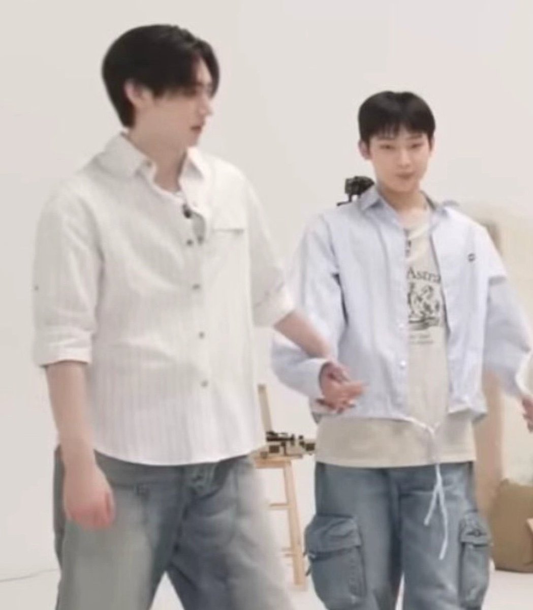 <a href="/ravehoon/">Rave</a> Pegangan gini berasa mau nyebrang ga sih sayang? <a href="/ravehoon/">Rave</a>