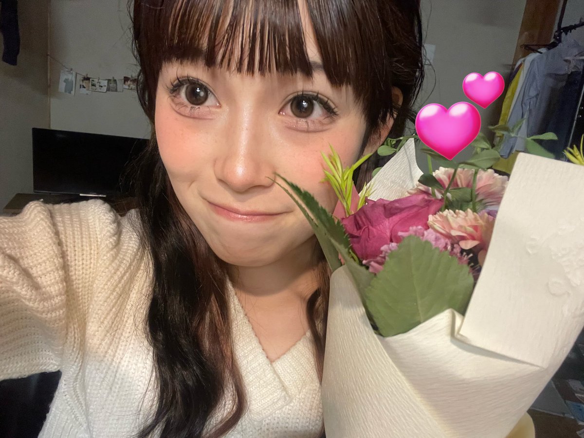 昨日恋するアンチヒーロー初日開けました！！
来てくださった方ありがとうございました🙇🏻‍♀️🙇🏻‍♀️

本日も15:00〜と19:00〜の2公演ございますので宜しければお越しください！

頂いたお花を添えて、😭💕
#恋アヒ2025
