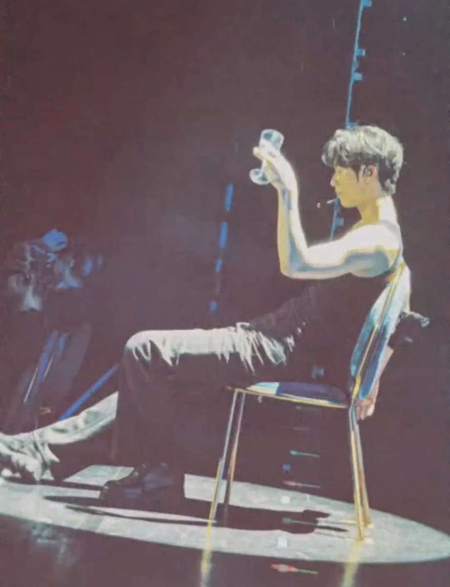 JIWOONG TOOK A PIC OF RICKY REHEARSING HIS DRINK DROP PART IN A TANK TOP????