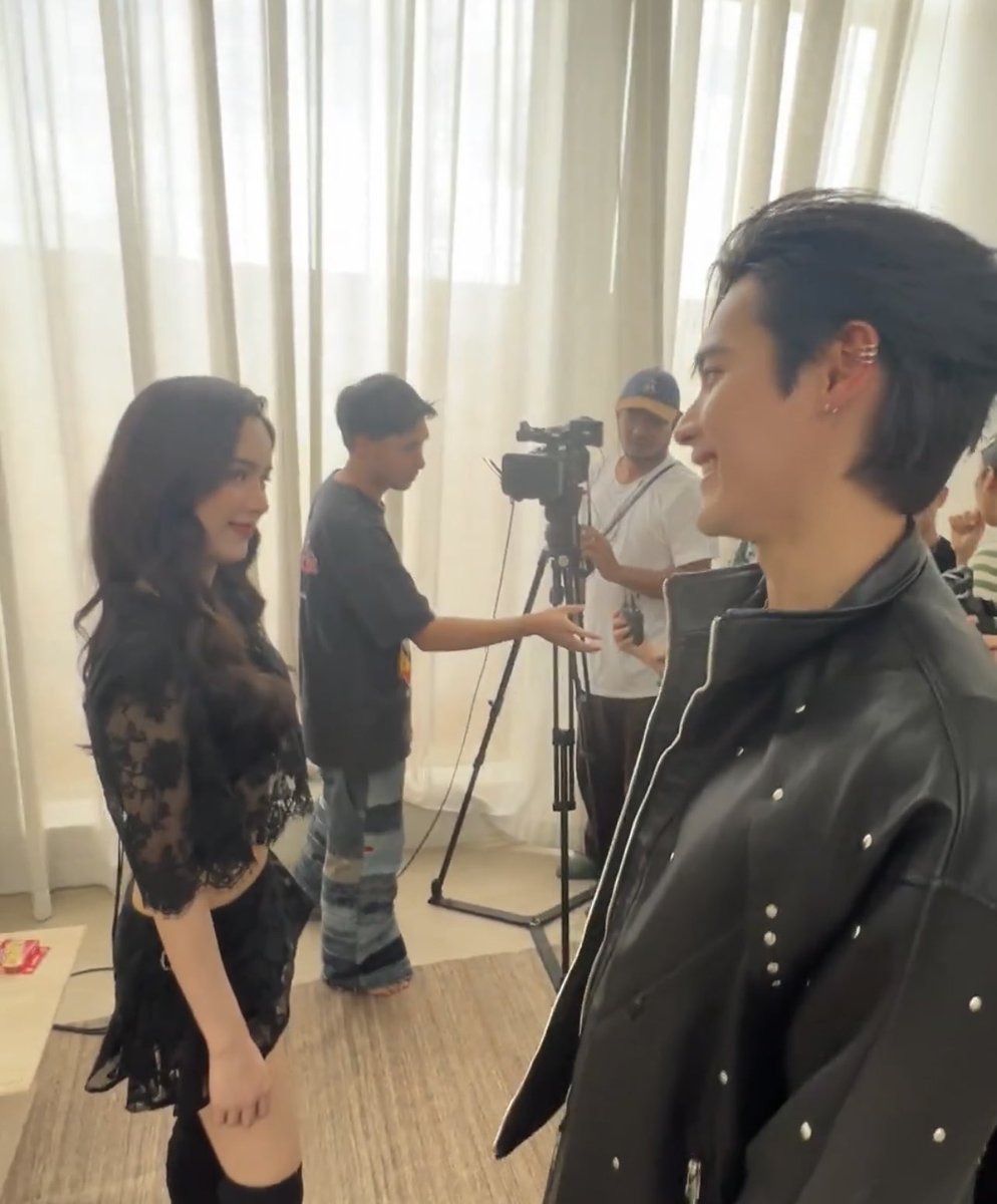 StJibbie's tweet image. 🫶🏻 คนที่มีความสุขที่สุดที่ได้แกล้งน้อง
เอ็นดูเค้าขนาดนั้นนนน เบื้องหลังก็หวานไม่แพ้โฟโต้บุ๊คนะคะ 555 🤭🤏🏻
#เก้าพีพี #KAOPP