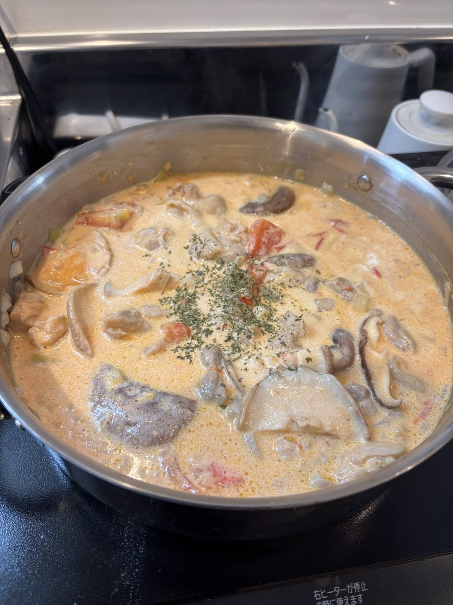 おはようございます。

牛肉たけぇ、マッシュルームもたけぇ。
なので【ビーフストロガノフ】ならぬ、【チキンストロガノフ】です。

キノコは椎茸です🍄‍🟫

パソコンは先ほど届いたのですが、絶賛私インフルエンザＡ型にかかっておられますので、少々回復までお待ちください〜❤️