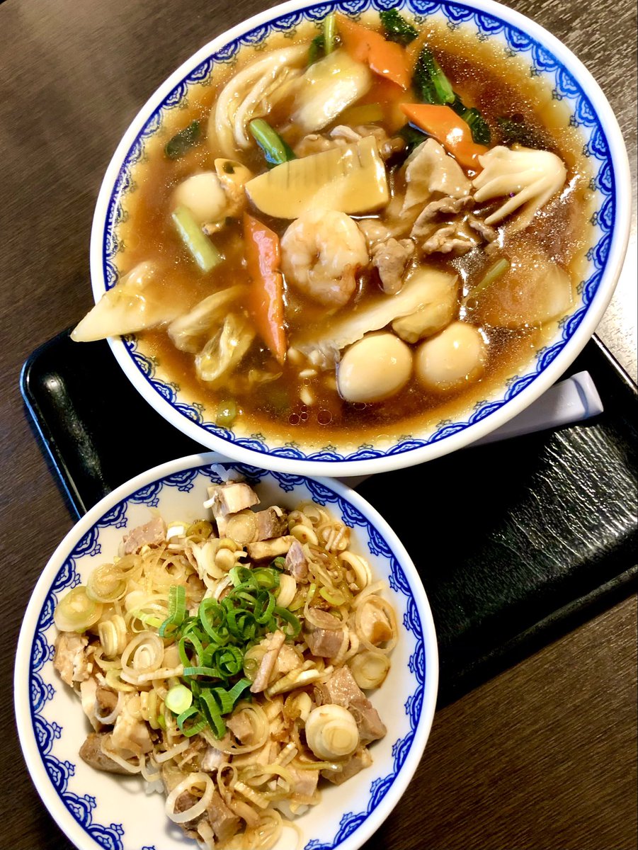 水戸市の麺屋ゆうきさんで、限定・広東めんとネギチャーシュー丼を食す。海老、イカ、帆立、豚、ウズラ、筍、椎茸、ヤングコーン、白菜、人参、木耳、サヤエンドウ…といった豊富な具材の旨味が熱々の餡に包まれ、優しい醤油ベースのスープと相まって抜群に美味。