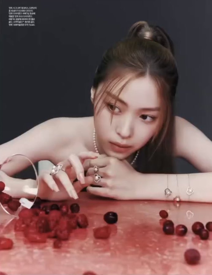 SRJ_Global's tweet image. Preview of #RYUJIN x TASAKI on Harper&apos;s BAZAAR Korea November issue.