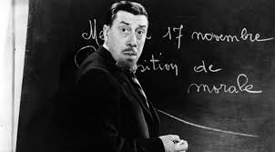 merlinpapin3's tweet photo. .@FredOL69007 Vu le Film #Topaze de Marcel Pagnol (1951) avec Fernandel Hélène Perdrière Marcel Vallée Jacques Morel Pierre Larquey Jacqueline Pagnol Jacques Castelot Milly Mathis

Professeur de morale à la pension Muche, Topaze est aussi sincère et sérieux que naïf. Il est secrètement amoureux d'Ernestine, la fille du directeur. Mais lorsque Topaze refuse de remonter les notes d'un élève de bonne famille qui ne le mérite pas, ce dernier le licencie sur-le-champ.

Topaze est alors engagé par Régis de Castel-Vernac, un politicien véreux arrondissant ses fins de mois par le détournement de marchés publics. Entraîné malgré lui dans des affaires louches, Topaze se rend peu à peu compte que la vie est bien différente dans les affaires de celle qu'enseignaient ses cours de morale, et se fait l'élève de Castel-Vernac.

Topaze de 1951, réalisé par Marcel Pagnol lui-même, est une adaptation fidèle et jubilatoire de sa propre pièce, avec Fernandel dans le rôle titre. C'est cette mouture que vous évoquez, et elle brille par sa fidélité à l'esprit satirique de l'œuvre, sans les clichés provençaux de la Canebière ou du pastis – juste un accent chantant chez Fernandel qui sert à merveille le personnage. 

Loin d'un simple film théâtral pour la TV, c'est une œuvre cinématographique taillée pour l'écran, subversive pour l'époque en questionnant la morale quand l'amour et l'ambition entrent en jeu. Un honnête instituteur amoureux de la fille de son directeur : est-ce vraiment moral ? Le cinéma actuel, trop lisse, gagnerait à s'en inspirer pour sa verve corrosive.

L’Histoire Albert Topaze, instituteur modèle dans une école privée, incarne la vertu absolue : il enseigne la morale avec une naïveté désarmante, refusant de truquer les notes du petit-fils d'une baronne influente. Ce geste d'honnêteté lui coûte son poste, orchestré par le directeur Muche, un opportuniste sans scrupules.

Amoureux d'Ernestine Muche, la fille du directeur, Topaze est manipulé dans sa vulnérabilité. Il tombe ensuite sous l'influence du conseiller municipal corrompu Castel-Bénac et de sa maîtresse Suzy Courtois, qui l'utilisent comme homme de paille pour une affaire frauduleuse. De candide professeur, Topaze devient un homme d'affaires véreux, embrassant la corruption qu'il combattait. Ce parcours en deux actes – l'innocent chuté, puis le rusé triomphant – est une satire impitoyable des hypocrisies sociales, où l'amour non réciproque accélère la bascule morale. 

Fidèle à la pièce, l'histoire respecte les personnages : Topaze le parangon de vertu, Muche le profiteur, Castel-Bénac le politicien pourri, Suzy la séductrice calculatrice, et Ernestine l'instrument cynique.

Un casting truculent et un Fernandel au sommet Fernandel est impérial en Albert Topaze, au zénith de son art : son visage expressif, son accent provençal malicieux et sa gestuelle fluide transforment ce rôle en un chef-d'œuvre de comédie dramatique. Il passe de la candeur touchante à la crapulerie jubilatoire avec une aisance qui rend chaque réplique inoubliable – qui d'autre que lui pour ce virage hilarant et poignant ?

 Entouré d'une brochette d'acteurs truculents, le film vit de leurs échanges électriques. Jacqueline Pagnol, en Ernestine Muche, est délicieusement perfide, usant de son charme pour exploiter l'amour de Topaze avec une froideur exquise.

Jacques Morel, parfait en Castel-Bénac, incarne le politicien véreux avec une arrogance gouailleuse et une roublardise qui vole la vedette dans les scènes de manipulation. Marcel Vallée, en directeur Muche, apporte une mesquinerie autoritaire et hypocrite, rendant son personnage odieusement crédible. Sans oublier Hélène Perdrière  en Suzy Courtois, séductrice fatale au sourire carnassier, ou Pierre Larquey en Pinchon, le fidèle adjoint qui tempère le chaos avec une bonhomie attendrissante. 

Chacun, des seconds rôles comme Milly Mathis (la baronne) ou Jacques Castelot (le majordome) aux figurants, insuffle une énergie palpable, faisant du casting un atout majeur qui élève le film au rang de classique.Mise en scène et scénario : une alchimie parfaiteLa mise en scène de Pagnol, ancrée dans ses racines théâtrales, est un modèle d'efficacité : plans fixes mais expressifs, décors intérieurs sobres qui focalisent sur les visages et les dialogues, créant une intimité presque claustrophobique pour accentuer la tension morale. Le découpage en deux parties – Topaze l'idéaliste brisé, puis Topaze le requin impitoyable – est un coup de maître, chacune gorgée de scènes cultes et de répliques ciselées (« L'honnêteté, c'est comme un parapluie : on l'ouvre quand il pleut, mais on le ferme vite quand ça brille ! »). 

Le scénario, fidèle à l'original, déploie son ironie avec une précision diabolique, explorant les failles humaines sans manichéisme. C'est subversif : montrer un homme vertueux sombrer par amour et ambition, dans une France d'après-guerre obsédée par la reconstruction, c'est oser critiquer le système avec un humour grinçant qui masque une profondeur philosophique.Un film subversif et jubilatoireVotre avis sur sa subversion résonne pleinement : à une ère où la morale était sacrée, Topaze révèle que l'honnêteté est un luxe fragile face aux tentations. Le parcours de cet instituteur, de la vertu naïve à la vénalité assumée, est un plaisir rare, jouissif dans sa lucidité.

 Positif et intemporel, ce film, avec ses acteurs inoubliables, sa mise en scène ciselée et son scénario mordant, reste une leçon pour le cinéma d'aujourd'hui. 

Une redécouverte impérative pour rire, réfléchir et applaudir Fernandel et sa troupe !