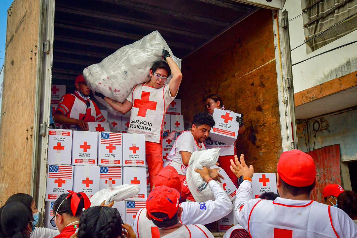CruzRoja_MX's tweet image. Este es el reflejo del esfuerzo de nuestras y nuestros #voluntarios: sus rostros, entusiasmo y entrega en apoyo a #Veracruz con ayuda humanitaria. 

💚¡Gracias por ser parte del cambio!