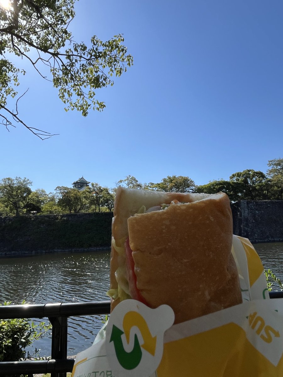 LXjt6WwgWTdwSih's tweet image. #おいしいはやさしい
ライブ前のご飯にサンドイッチ🥪
外で食べられるいい季節になってよかった☺️