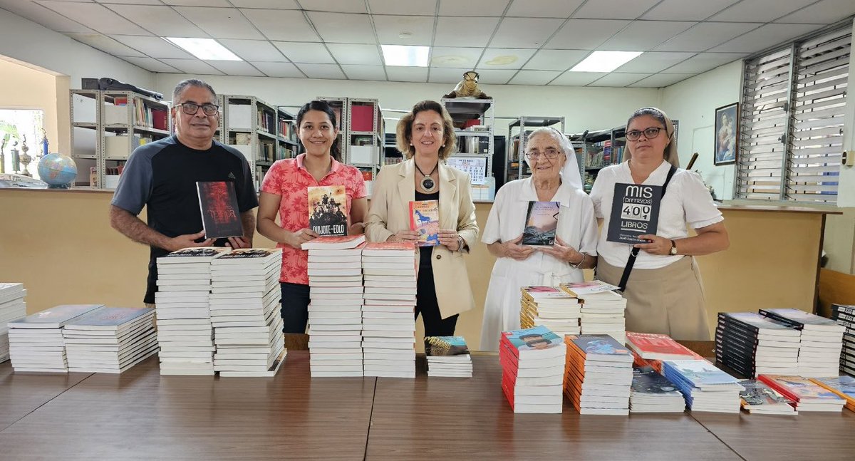 Ayer, la Embajadora 🇪🇸, realizó una donación de 300 libros a la ...