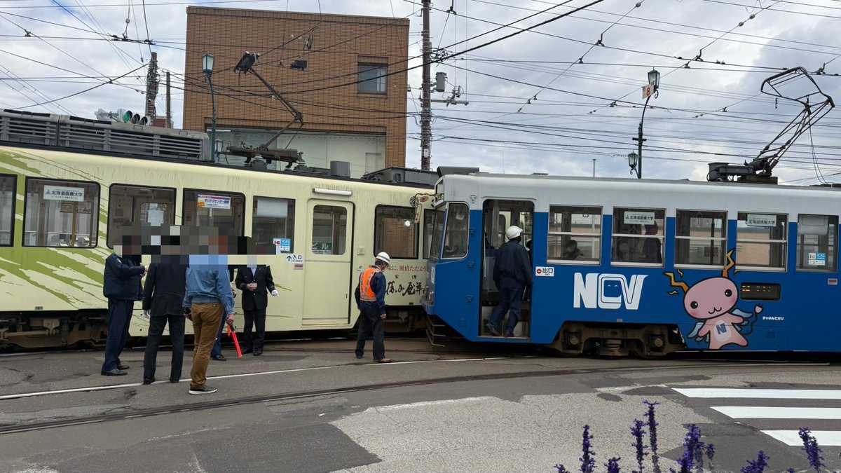 masa20805's tweet photo. 函館市電同士が十字街交差点で事故ってた
カーブで離合するところを谷地頭方面の車両がポイントが切り替わらなかったのか真っ直ぐいっちゃってるね https://t.co/WnZ8HFqd55