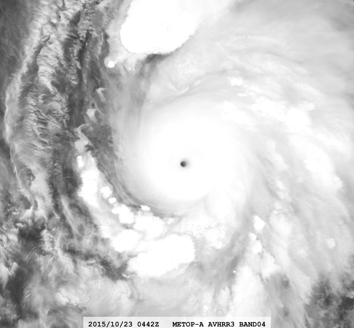 zeb199818's tweet photo. Hurricane #20L #Patricia 10-year Anniversary
Satellite: #METOPA #AVHRR3
Channel : B04 (10.8 µm) 1.1 km
Time : 2015/10/23 0442Z
Eye Temp : 12.349 °C
CPA : ~630 km
Aircraft Observations : 
0446Z 894mb/25kt FL 179KT
0601Z 890mb/40kt FL 180KT
0646Z 885mb/41kt FL 192KT https://t.co/fLe1XG7DaV