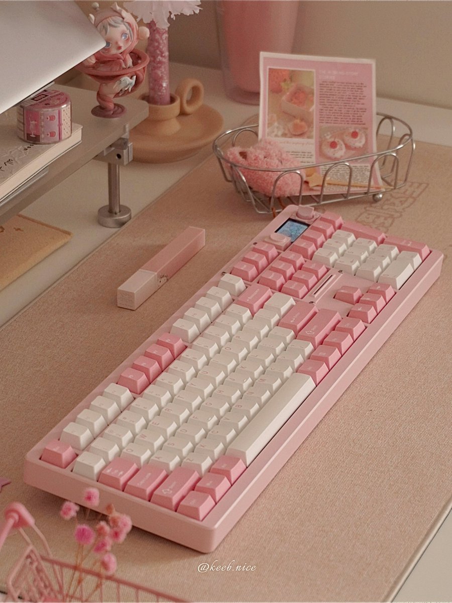 Chilkeykeeb's tweet image. The ND104 features an aluminum body, interactive screen with calculator, and removable silicone tray for small items.

Plus, stunning RGB light bars on the back!

Launching now on Kickstarter — grab it while you can! 💗 reurl.cc/axoD0Z

📷：INS - @ keeb.nice 

#chilkey…