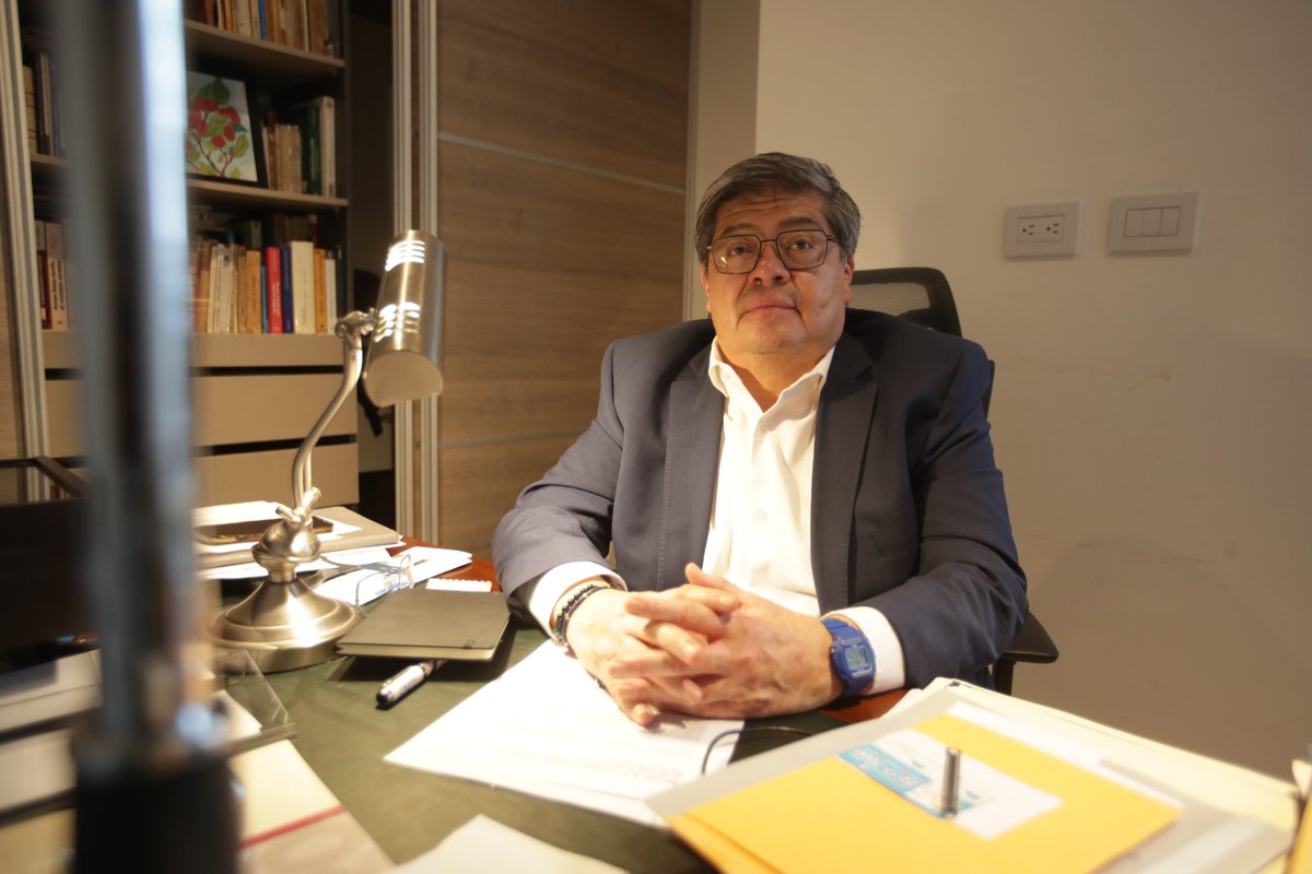 Personal del Ministerio de Gobernación confirmó que Francisco Jiménez, exministro de Gobernación, salió del país la tarde de este miércoles. Jimenez dejó el cargo luego de la fuga de 20 cabecillas del Barrio 18 en Fraijanes 2.