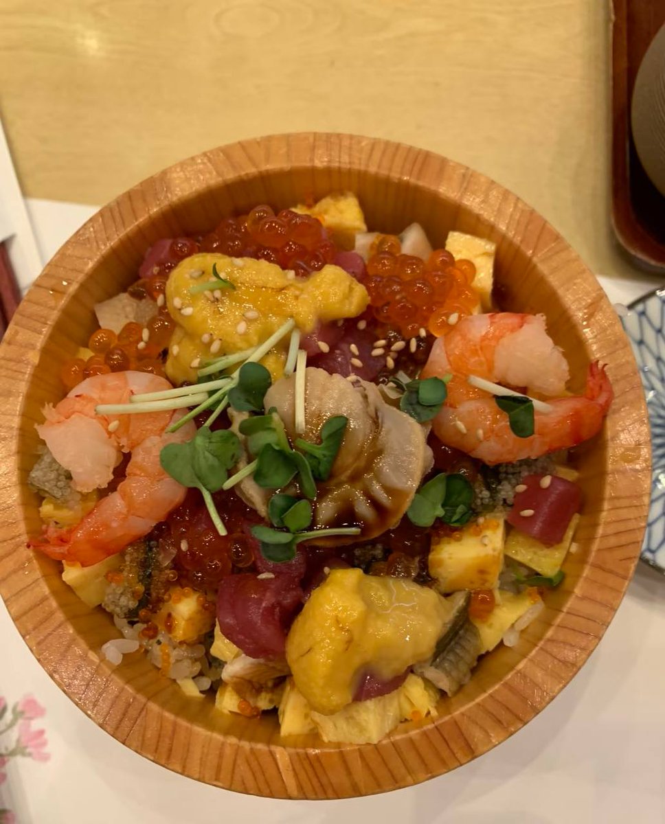 Giocsarson's tweet image. 刺身丼はとてもおいしくて、一人で食べています。😊😊