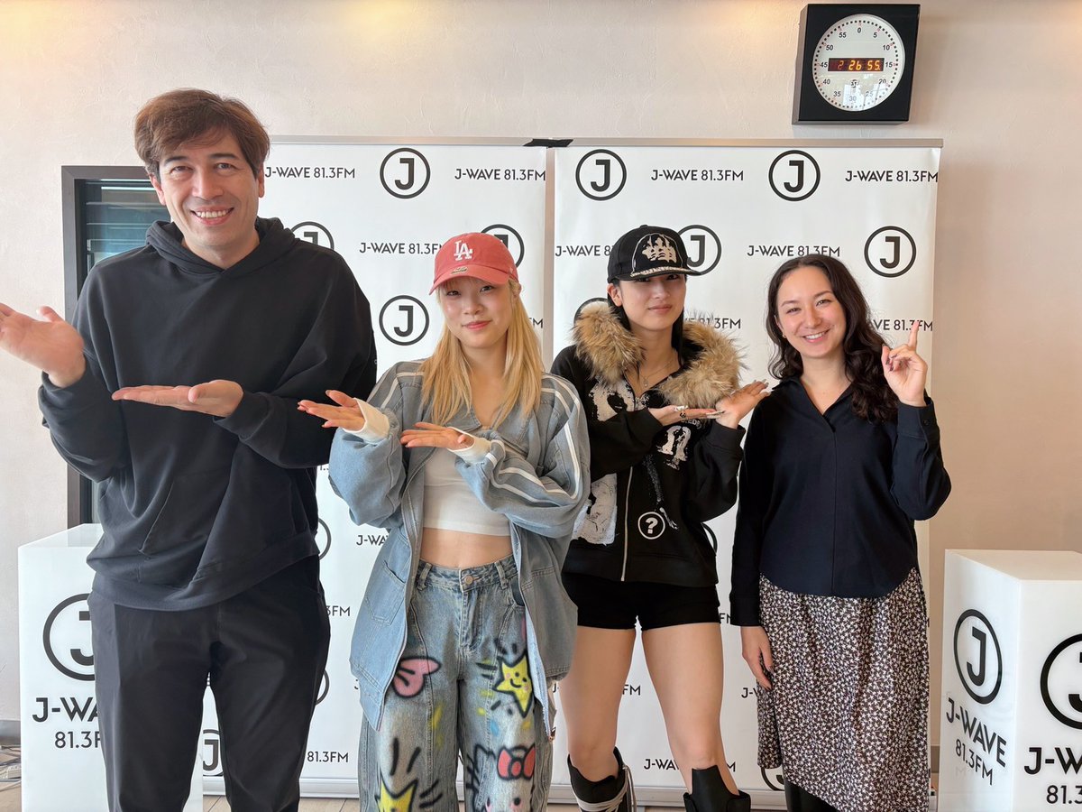 stepone813's tweet image. 【MUSIC+1】
ゲストに #HANA のお二人をお迎えしました!
「心に響いたキラーフレーズ」 がある一曲を
教えていただきました!
#MAHINA さん
「Diamond / TRI.BE」
#MOMOKA さん
「SPYAIR/オレンジ」
もう一度聴く
→ radiko.jp/share/?sid=FMJ…
#jwave #stepone813 @HANA__BRAVE