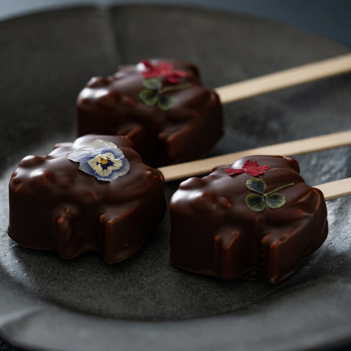 これもかわいすぎ注意！今週末のウフフェスに登場します。『カエルのチョコマシュマロ 〜ローズ〜』🐸🌹

カエルの形のギモーヴショコラ。奥出雲薔薇園のさ姫をまぜこんだふんわり華やかな香りのギモーヴを、アマゾンカカオでコーティング。
仕上げにエディブルフラワーでおめかししました。