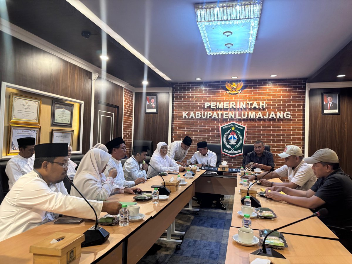 Pemerintah Kabupaten Lumajang menegaskan bahwa keberadaan rusa totol (Axis axis) di Bumi Perkemahan Glagah Arum bukan sekadar daya tarik wisata, tetapi juga sarana edukasi lingkungan yang nyata. Rabu (22/10/2025).

selengkapnya: portalberita.lumajangkab.go.id/main/baca/aXKH…