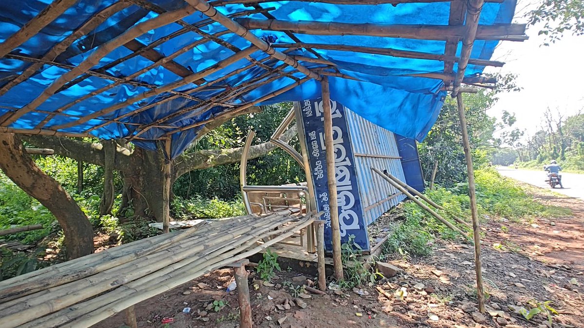 shan92648's tweet image. ଯାତ୍ରୀ ପ୍ରତୀକ୍ଷାଳୟର ରକ୍ଷଣ ବେକ୍ଷଣ କରୁନି ପ୍ରଶାସନ ଏ ଦୃଶ୍ୟ ଦେଖିବାକୁ ମିଳିଛି କୋରାପୁଟ ଜିଲ୍ଲା କୋରାପୁଟ ବ୍ଲକ ପଦ୍ମପୁର ପଞ୍ଚାୟତ ମିସିଙ୍ଗଗୁଡା ଗ୍ରାମର ୨୬ନଂ ଜାତୀୟ ରାଜପଥ ଦୃଶ୍ୟ @koraputdm ଦୃଷ୍ଟି ଦିଅନ୍ତୁ @CMO_Odisha @RDOdisha @PWD_Odisha @NHAI_Official @RabiNaikBJP @JanaSunani @ZP_Koraput @SecyChief