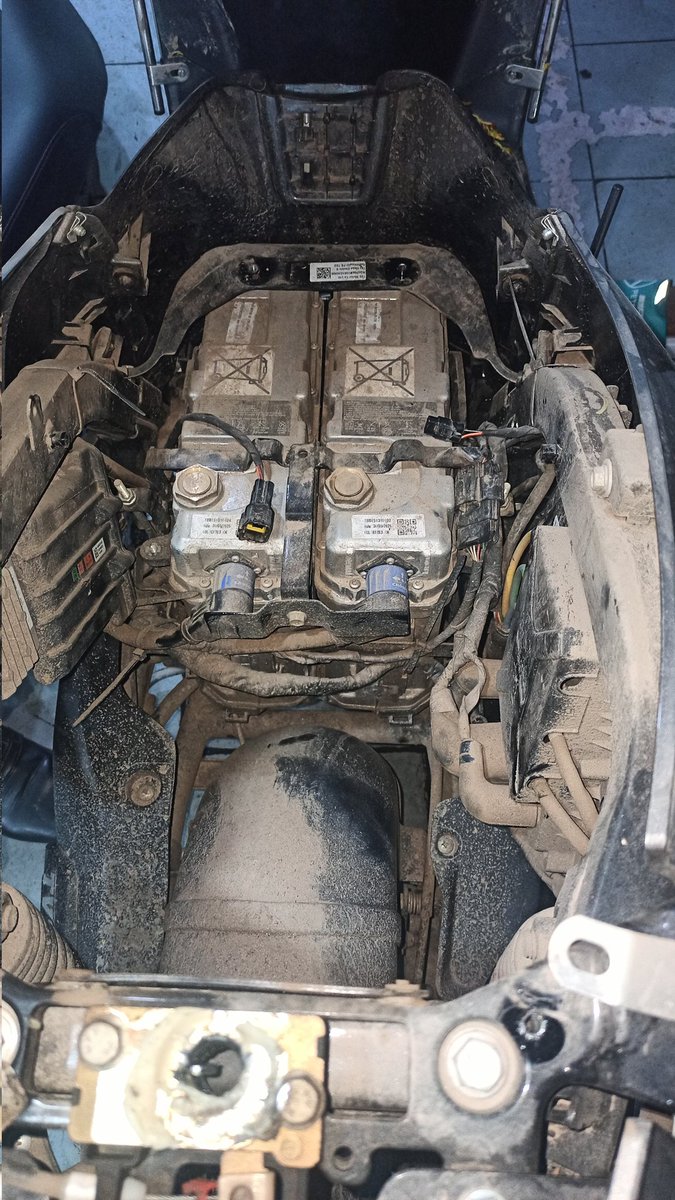 Avinkushi's tweet photo. @tvsmotorcompany  this is the condition of the vehicle that has serviced on 17th of this month. Will they even clean the vehicle or not? The wire has been damaged and they have not seen it 😡😡😡 what if problem happens in the night?? Worst is ur service @nithinmotors hoskote https://t.co/BbhEiZYiu7