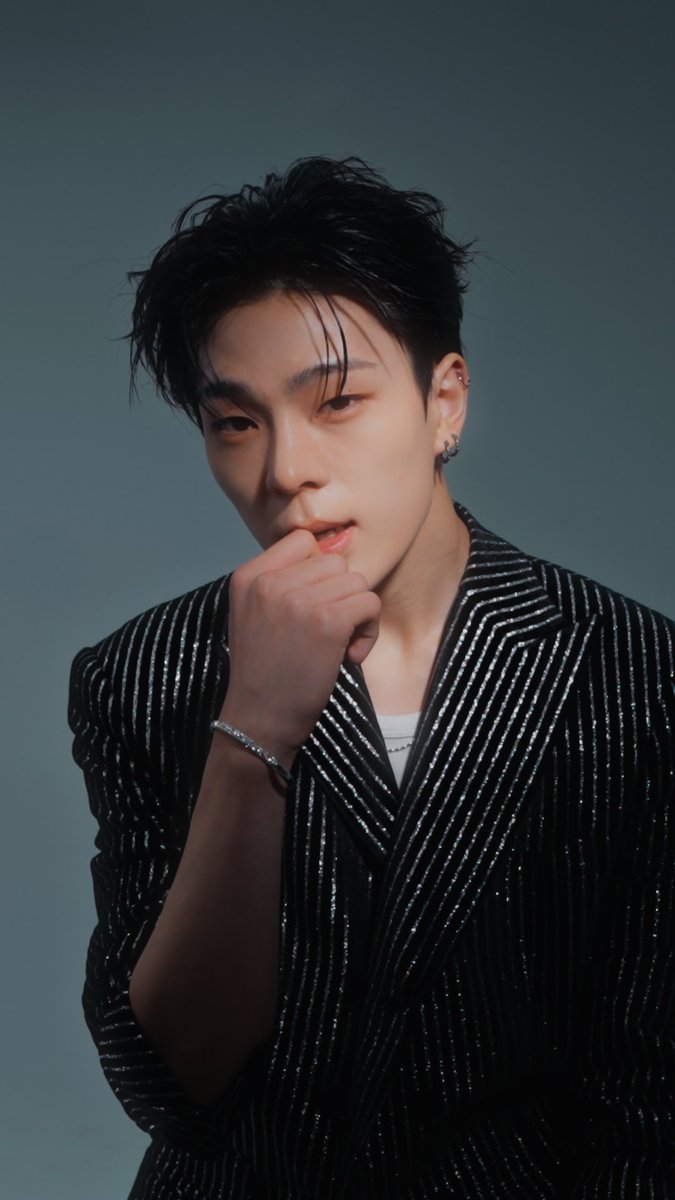 에스콰이어 파티 가기 전 만난 휘브 준민. 멋있는 착장과 함께 설레는 눈빛으로 영상을 남기고 갔습니다. 한 번 보면 헤어 나올 수 없는 준민의 시선 속으로 빠져들어 보세요.
🔗 instagram.com/reel/DQIzSIOj4…

<a href="/whib_official/">WHIB(휘브)</a> #휘브 #김준민 #WHIB #KIMJUNMIN