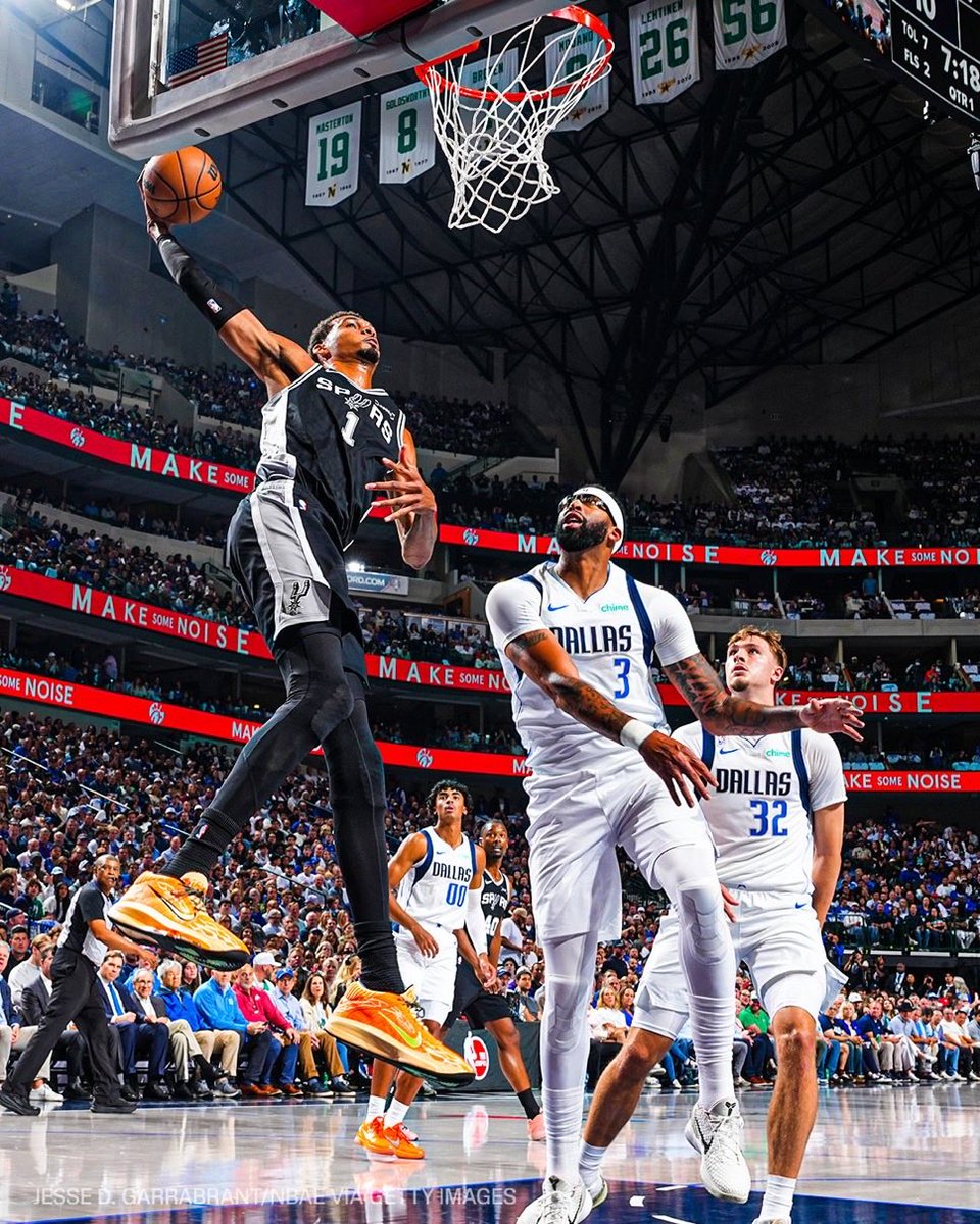 VICTOR WEMBANYAMA A LANCÉ SA SAISON MONSTRE :

40 points
15 rebonds
3 contres
15/21 au tir
1/2 à trois points
0 ballon perdu
15 highlights irréels 

… en 30 minutes 👽👽👽👽

La planète basket est à genoux !! 🙏